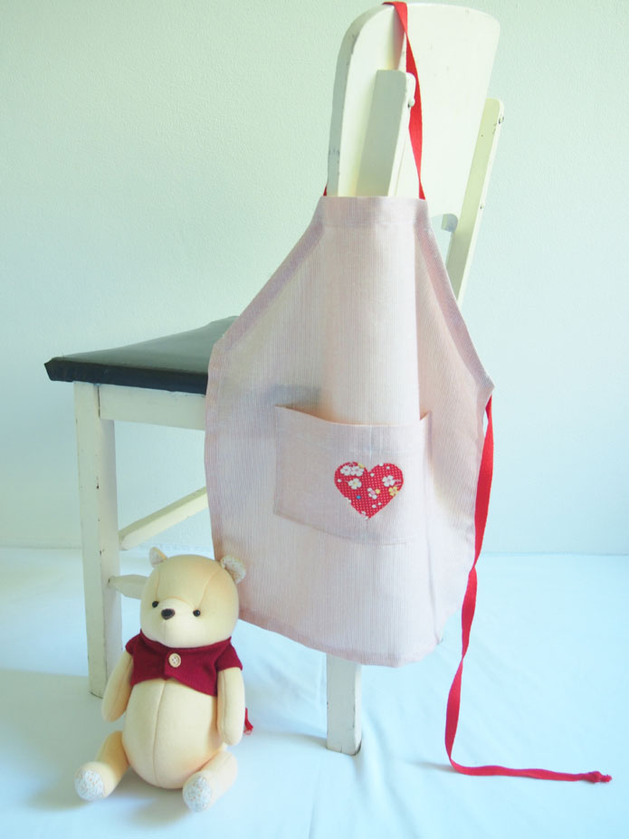 Free Kids Apron Sewing Pattern | This sewing tutorial shows you how to make this easy kids apron. Perfect for the budding chef, or a cover-up for those messy painting activities. The waist tie is also the neck tie.