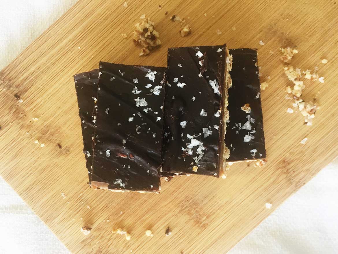 Sugar free, gluten free, raw, vegan - these "snickers" bars are a delicious combination of peanuts and cocoa.